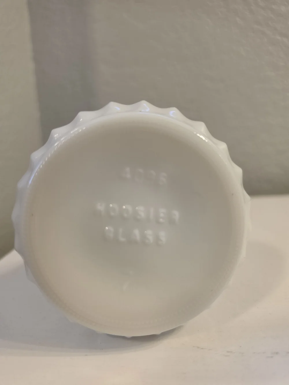 Elegant White Ribbed Ceramic Bud Vase - Modern Accent
